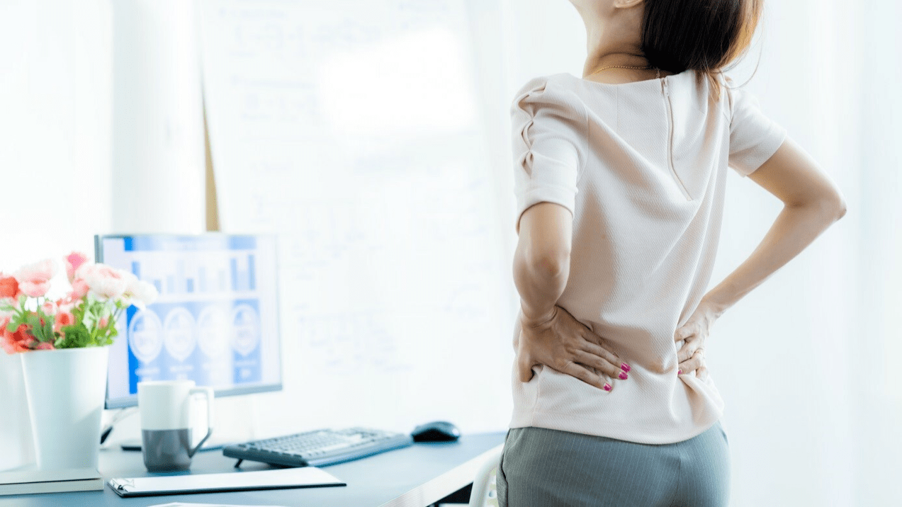 Die Osteochondrose der Lendenwirbelsäule geht mit Schmerzen und Beschwerden im Lendenbereich einher