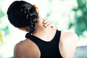Beschwerden bei Bewegungen im Nacken sind ein Symptom für Osteochondrose