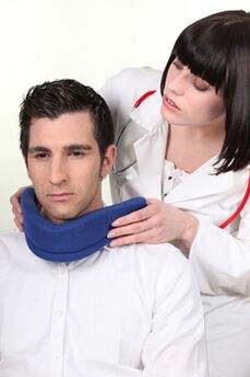Der Arzt legt dem Patienten das Shants-Halsband an