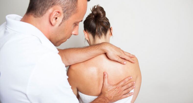Untersuchung und Rückenmassage durch einen Spezialisten